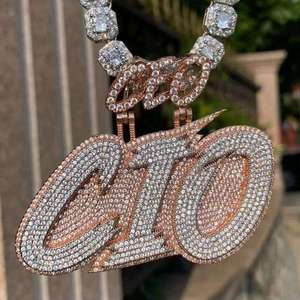 Colgante de Moissanita de Plata 925 y Oro Rosa con Piedras de Corte Brillante Redondo, Estilo Hiphop, con Letra Temática, Unisex, para CEO y CIO - Product Image 5