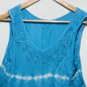 Tunique bohème sans manches pour femme, bleu ciel, tie-dye, avec col rond |   Robe décontractée ample et évasée pour l'été - Product Image 4