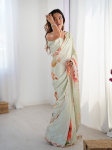 Elegante sari de chinnon verde claro con estampado digital y diseño floral para mujer, estilo indio-pakistaní, ideal para bodas. - Product Image 4