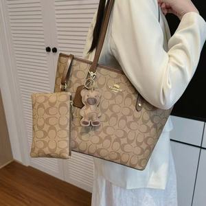 Sac à bandoulière vintage d'été pour femme avec breloque ours, en similicuir, motif lettres, fermeture éclair, mode, usage quotidien - Product Image 1