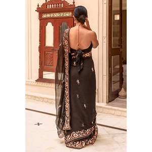 Sari de organza de silueta recta con bordados y lentejuelas para fiestas - Product Image 3