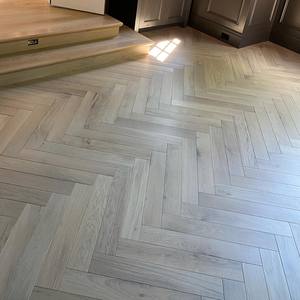 Plancher en bois franc contrecollé en chêne blanc à chevrons, 3 couches, 3,54 po x 5/8 po x 30 po, qualité Select Classic - Product Image 6