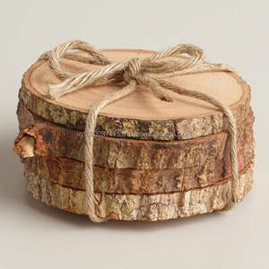 Ensemble de quatre sous-verres en bois faits à la main avec des motifs sculptés uniques, parfaits pour offrir à vos proches lors d'occasions spéciales - Product Image 1