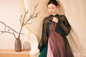 ชุดเดรสผ้าไหมลายดอกเบญจมาศเวียดนามแบบผูกคอ พร้อมผ้าชีฟองคลุม KAD33 คุณภาพสูง ขายส่งเป็นชุด - Product Image 2