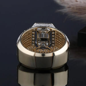 Anillo de Compromiso para Hombre Estilo Hip Hop con Esmeralda y Diamante Moissanite de Corte Redondo, Engaste de Puntas, Plata de Ley 925, Joyería Iced Out - Product Image 4