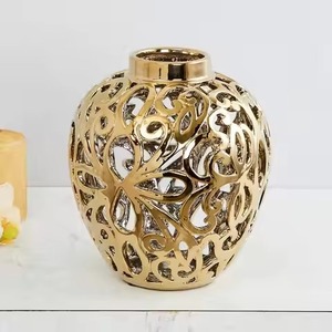 Vase à fleurs en métal artisanal de designer, vase décoratif de luxe pour décoration de mariage - Product Image 2