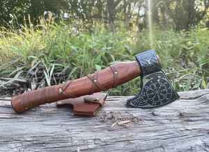 Hacha de Batalla Nórdica Forjada a Mano con Brújula Grabada, Tomahawk Medieval para Camping y Caza al Aire Libre con Funda de Cuero, Regalo - Product Image 3