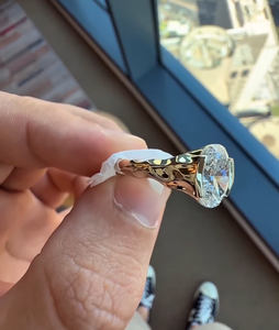 Bague de fiançailles solitaire en diamant de laboratoire taille ovale, style vintage, or jaune 14 carats, certifiée IGI, clarté VVS2, 2,00 carats, pour mariage - Product Image 3