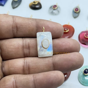 Colgante rectangular chapado en oro de 14K con doble piedra de piedra lunar arcoíris y pequeña bisel ovalado, amuleto de piedra preciosa hecho a mano - Product Image 1