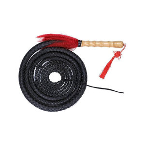 Fouet à manche en bois avec corde tressée noire au design en spirale - Product Image 5