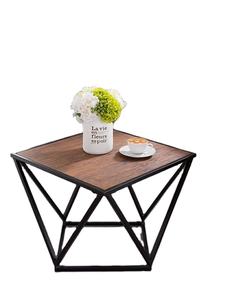 Table basse rustique d'affichage de café de base de fer avec le dessus en bois naturel Tables de meubles de luxe en métal de conception Unique géométrique - Product Image 1
