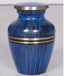 Urne de crémation Hot Trend très demandée avec une finition Mahorn et des rayures dorées en métal - Product Image 3