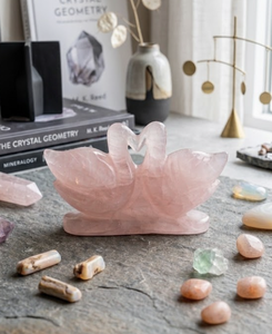 ประติมากรรมเป็ดแกะสลักด้วยมือจากหินโรสควอตซ์ที่เป็นมิตรกับสิ่งแวดล้อม - Product Image 2