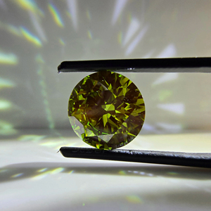 Diamante Verde Intenso de 6 Quilates, Corte Brillante Redondo, Cultivado en Laboratorio, VS2, Corte Ideal, Certificado IGI, Suelto - Product Image 1