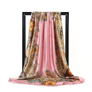 Foulard en polyester de 90cm avec motif muguet rouge et rose pour la mode féminine - Product Image 3