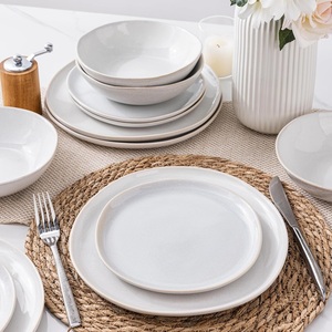 Ensemble d'assiettes en céramique blanches comme neige, finition mate douce, style minimaliste élégant, résistantes aux éclats, empilables, idéales pour les repas - Product Image 5