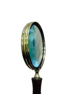 Loupe de 4 pouces en finition laiton avec poignée ronde en bois - Product Image 3