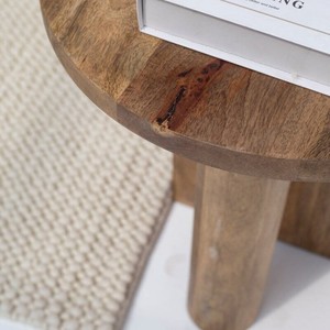 Table d'appoint ronde en bois Vandana Orion Solace avec pieds croisés, meuble d'appoint moderne - Product Image 2