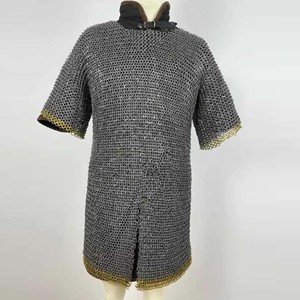 เสื้อเกราะโซ่ยุคกลางคุณภาพสูง แขนยาวครึ่งแขน วงแหวนทองเหลือง สำหรับการแสดงประวัติศาสตร์ ผู้ผลิตขายส่ง - Product Image 1