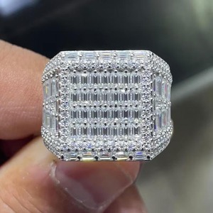 Elegante Anillo de Cóctel con Perla de Agua Dulce y Moissanita de Corte Brillante, Lujo en Plata de Ley 925 con Baño de Rodio y Engaste de Canal - Product Image 1