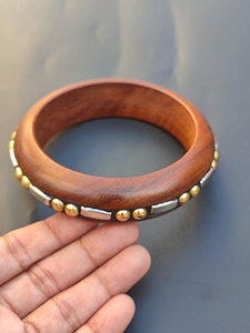 Ensemble de bracelets exquis en bois et laiton, fabriqués à la main, pour les occasions traditionnelles – Dernier produit unique fourni par AFZA ENTERPRISES - Product Image 4