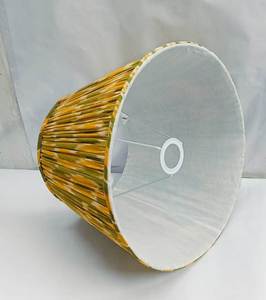 Abat-jour en tissu de lin Ikat moderne fait main, motif vert et jaune, pour lampes de table et de sol, vente en gros sur mesure - Product Image 3