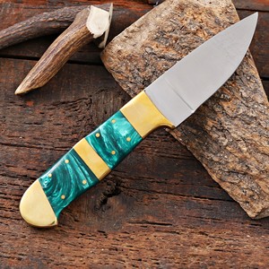 Cuchillo de Caza y Camping de Hoja Fija de Acero Inoxidable con Mango de Resina y Latón, Espiga Completa, Personalizado OEM/ODM, Funda de Cuero - Product Image 3