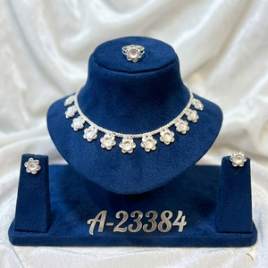 ชุดเครื่องประดับเจ้าสาวแบบอินเดียดั้งเดิม สร้อยคอพร้อมต่างหูประดับดอกไม้ปะการังชุบเงิน ประดับเพชรซิร์คอน งานแฮนด์เมดจาก MOLL JEWELLERS - Product Image 3