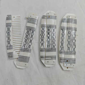 Peines de hueso de búfalo tallados a mano y hechos a medida, ideales para tiendas de accesorios para el cabello y estilistas, con base de cuero. - Product Image 4