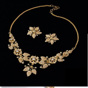 Collar con diseño floral, delicados motivos de hojas y cobertura completa de cristales. Disponible a precios de mayorista. - Product Image 3