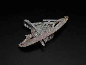 Collier Pendentif Lettre T Personnalisé Plaqué Or Argenté avec Design Poing Relevé et Diamants Moissanite – Pièce Maîtresse - Product Image 2