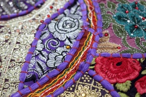 Cojín de suelo con patrón floral bohemio hecho a mano y funda de almohada Hippie técnica de retales bordados para uso doméstico o hotelero - Product Image 4