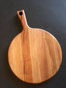 Tabla de cortar redonda de madera con mango para uso en la cocina - Product Image 1