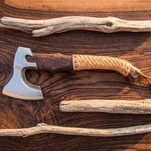 Hacha decorativa hecha a mano estilo vikingo grabada con mango de madera y empuñadura de cuero trenzado. Cuchillos premium al por mayor. - Product Image 5