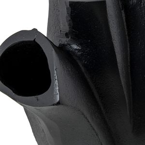 Vase de table moderne en métal noir au design géométrique fait main, forme sculpturale décorative, style sans effort - Product Image 5