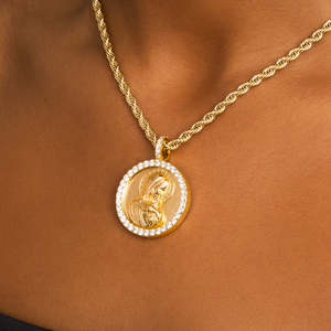 Medallón de la Virgen María en Oro Amarillo de Lujo |   Collar con Moneda Religiosa Halo |   Joyería Cristiana de Hip Hop para Hombres y Mujeres - Product Image 2