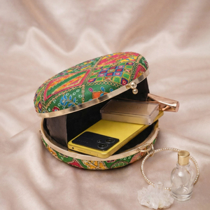 Pochette ronde verte imprimée avec broderie de fils et de paillettes - Product Image 3