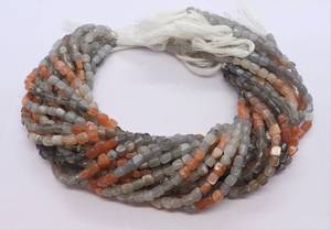 ลูกปัดมูนสโตนธรรมชาติทรงลูกบาศก์เรียบและไม่เรียบ ขนาด 5-5.5 มม. ลูกปัดมูนสโตนทรงสี่เหลี่ยมขนาด 13 นิ้ว - Product Image 3