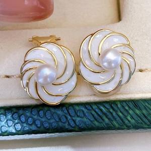Boucles d'oreilles fines populaires, bijoux de luxe en perles d'eau douce naturelles avec clips d'oreille en forme de fleur et huîtres à perles - Product Image 2