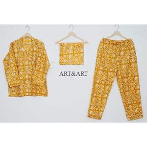 ชุดนอนผ้าฝ้ายพิมพ์ลายดอกไม้สำหรับผู้หญิง ทำมือจากอินเดีย ชุด 3 ชิ้น พร้อมกระเป๋าเข้าชุด เนื้อผ้านุ่มสบายสำหรับการนอนหลับ - Product Image 1