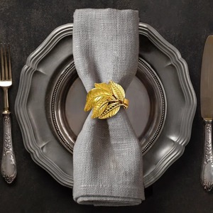 Ronds de serviette élégants en bois et résine grise, décoration de table moderne, porte-serviettes en bois artisanal de luxe en techniques mixtes - Product Image 6