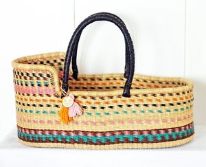 Panier à langer en jonc de mer écologique à motifs de pompons, assorti à un panier à langer en rotin pour enfant avec poignées noires pour le transport. - Product Image 4