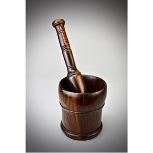 Mortero y pilón de madera con acabado liso, diseñados para un agarre cómodo y una experiencia de molienda eficiente en la cocina. - Product Image 5