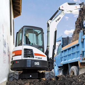Potente excavadora compacta Bobcat E45 diseñada para excavaciones de alta intensidad, control suave y un fuerte rendimiento hidráulico. - Product Image 2