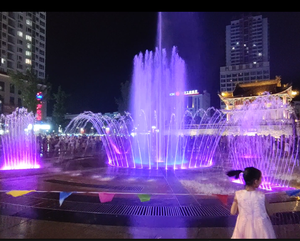 Fuente de Agua Decorativa Moderna de Acero Inoxidable con Música y Baile de Agua, Elegante Elemento para Jardín Exterior en Terreno Seco - Product Image 3