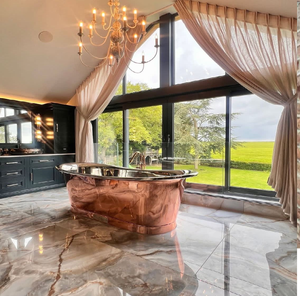 Une luxueuse baignoire en cuivre poli, disposée devant une fenêtre offrant une vue panoramique. Pure élégance pour votre maison. Disponible aux prix de gros. - Product Image 1
