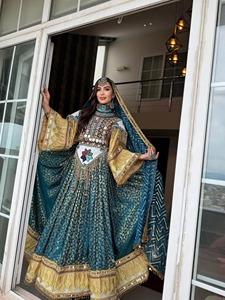 Robe traditionnelle afghane Kuchi en vert turquoise foncé et or moutarde, ornée de broderies à la main complexes, de travail de miroir lourd et d'éléments anciens. - Product Image 3