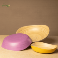 Bol en bambou écologique sculptural et jetable avec des lignes courbes fluides, fabriqué à la main en bambou naturel pour une présentation de table haut de gamme