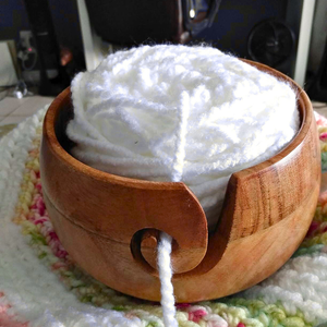 Bol à fil en bois de qualité supérieure qui aide les pelotes à se dérouler proprement, réduit le frottement et assure des séances de tricot calmes et sans désordre. - Product Image 1