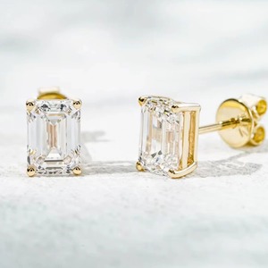 Boucles d'oreilles clous en diamant de laboratoire taille émeraude, argent 925, sertissage griffe, solitaire, certifiées IGI, bijoux classiques - Product Image 3